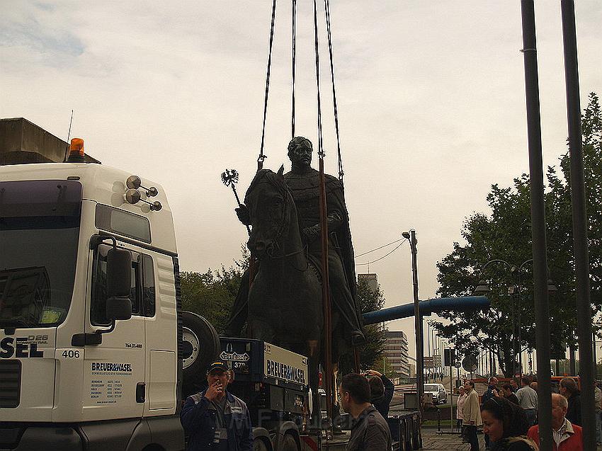 Reiterdenkmal kehrt zurueck auf dem Heumarkt P23.JPG